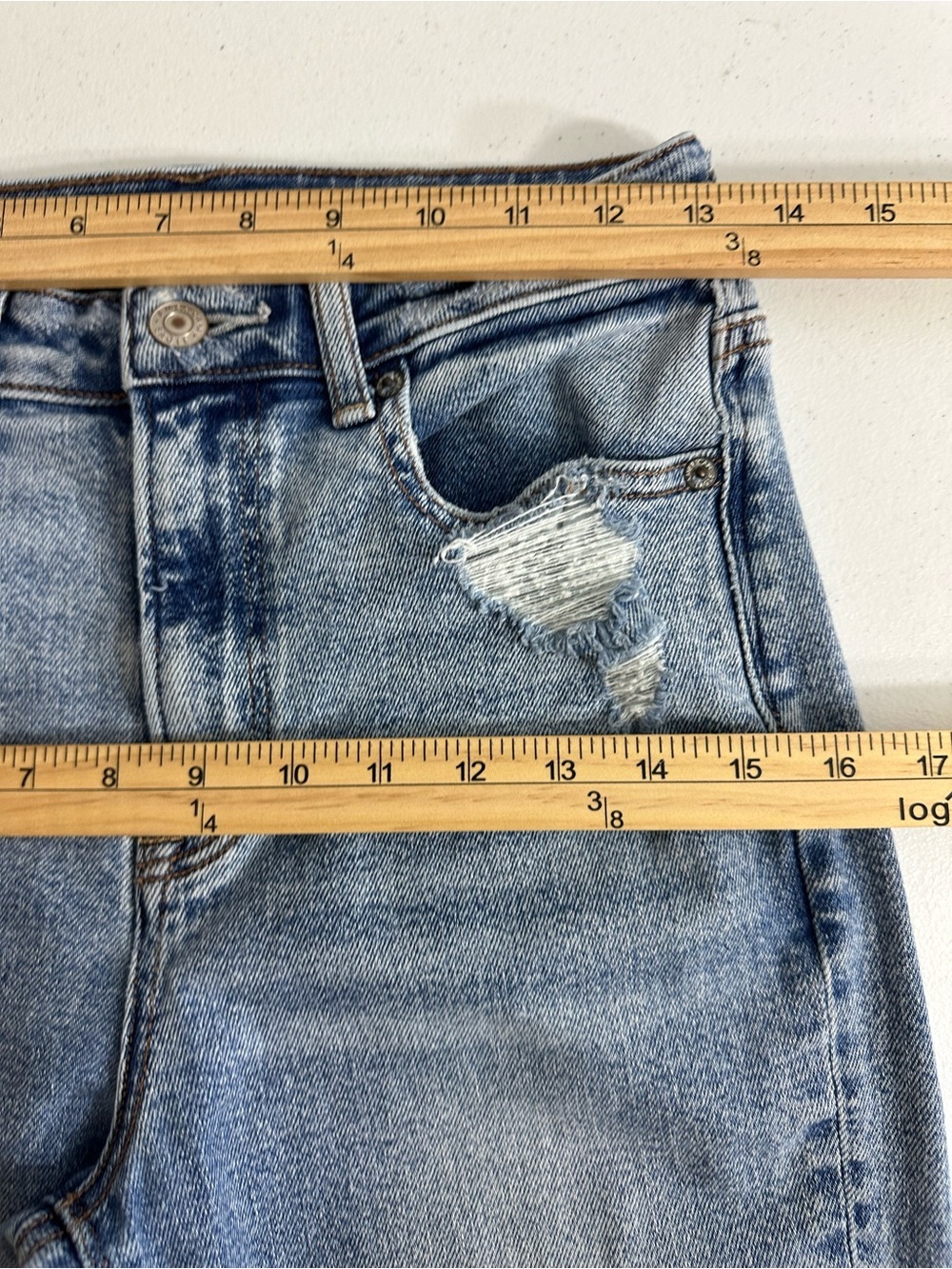 American Eagle Sz 2 Reg Distressed Stretch Mom Jeans Light Blue Denim Stretch - Picture 13 of 16